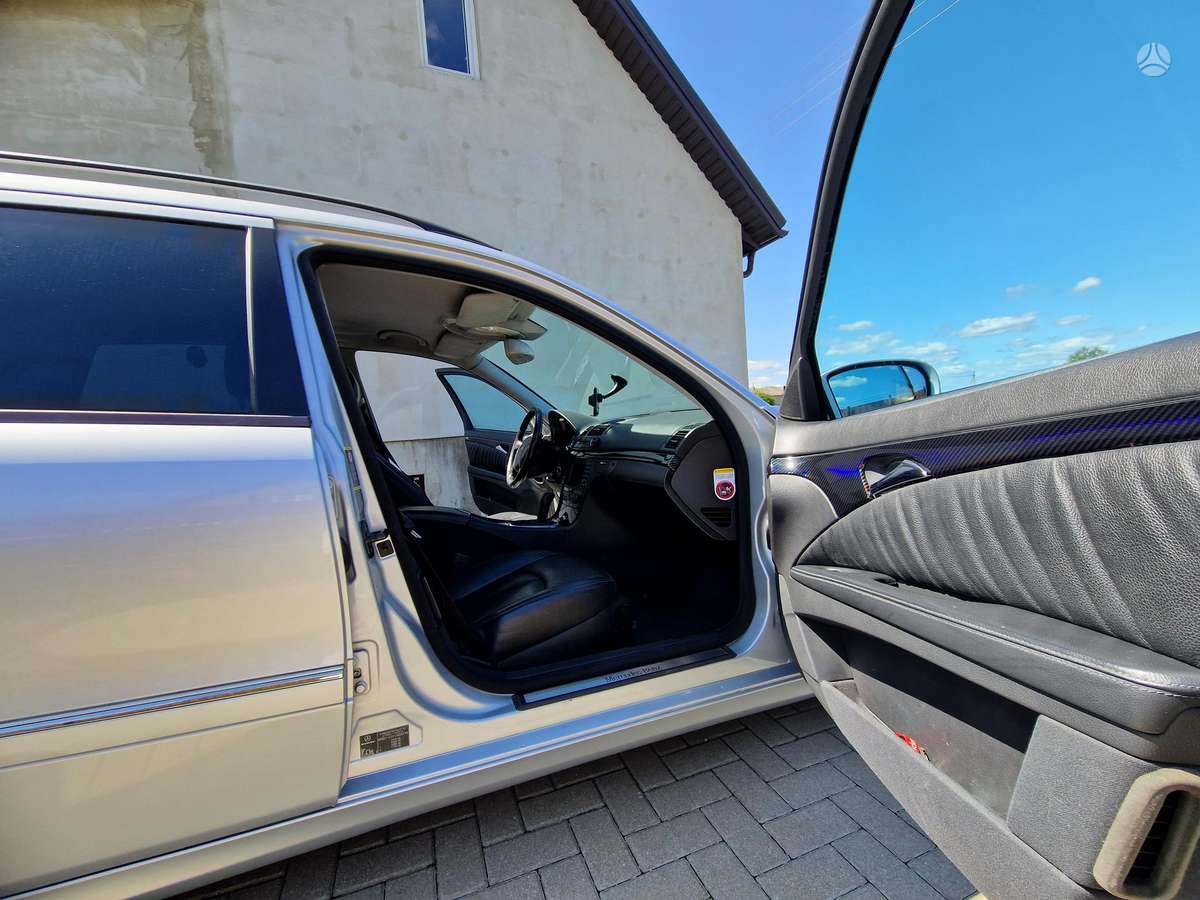 Mercedes-Benz E320 2006 — photo 34