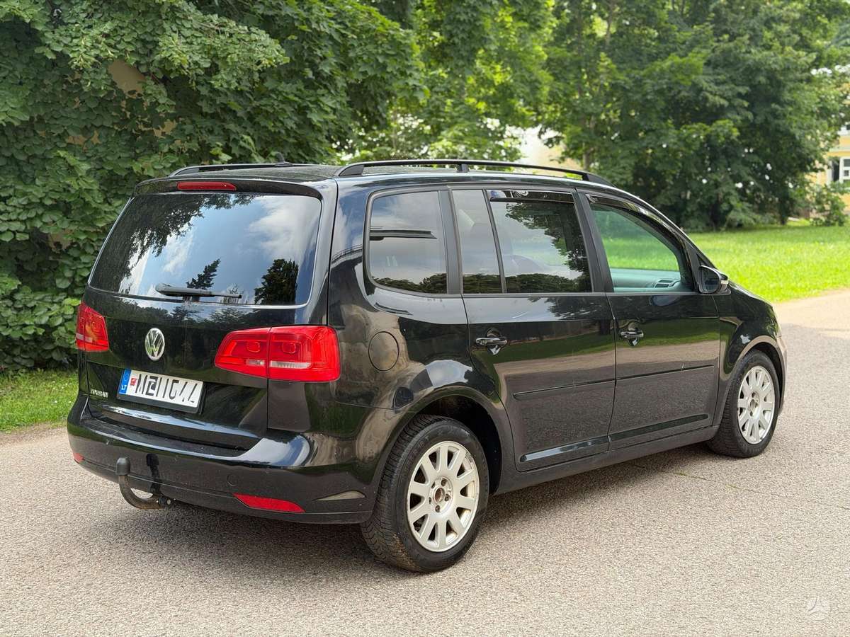 Volkswagen Touran 2012 — interior