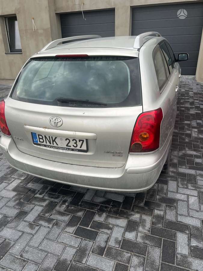 Toyota Avensis 2006 — вигляд ззаду