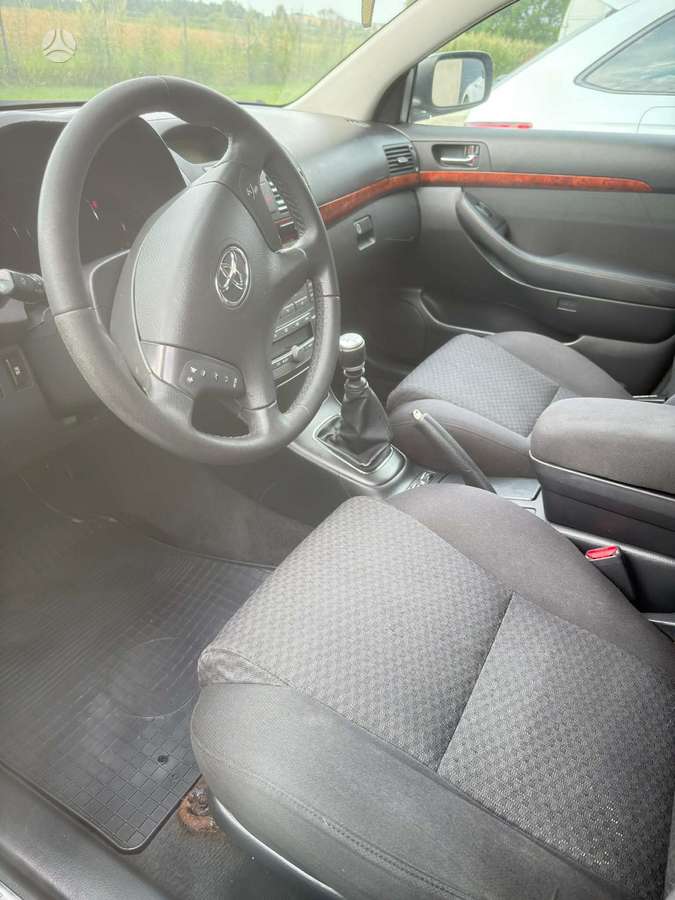 Toyota Avensis 2006 — салон