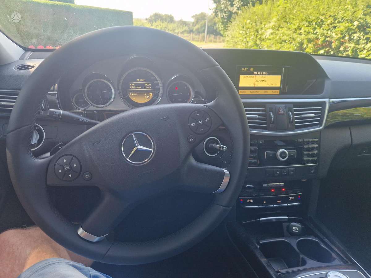 Mercedes-Benz E220 2011 — photo 11