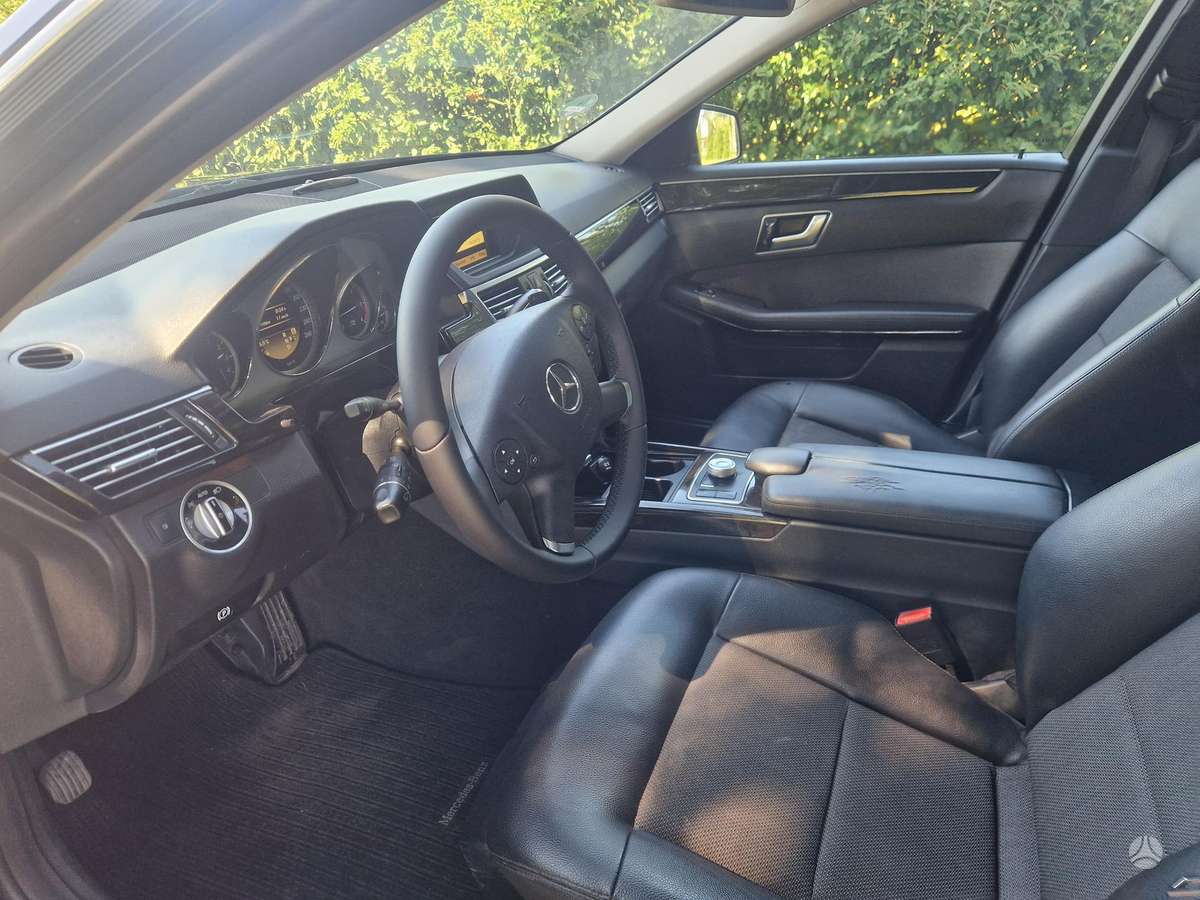 Mercedes-Benz E220 2011 — photo 12