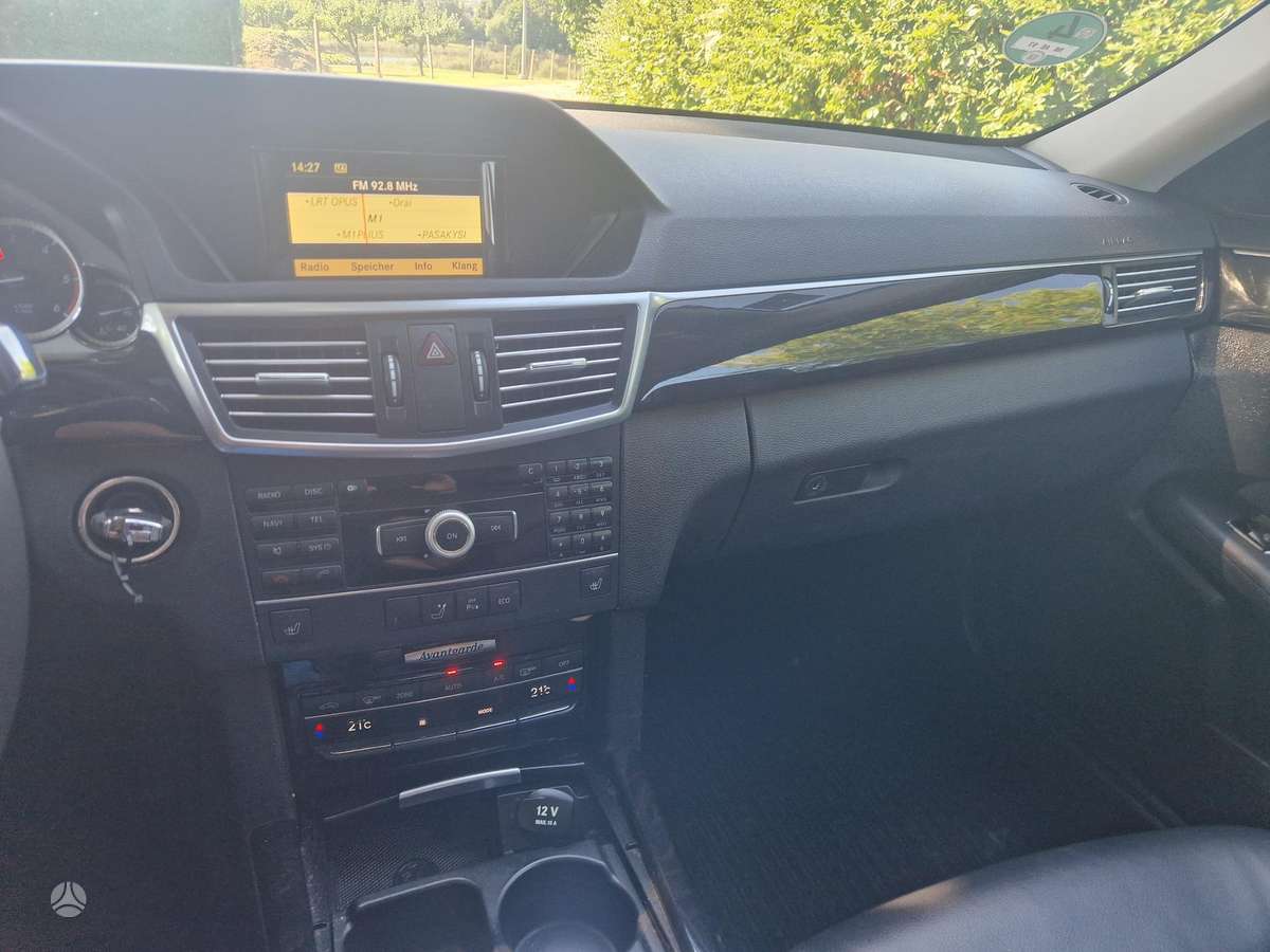 Mercedes-Benz E220 2011 — photo 13