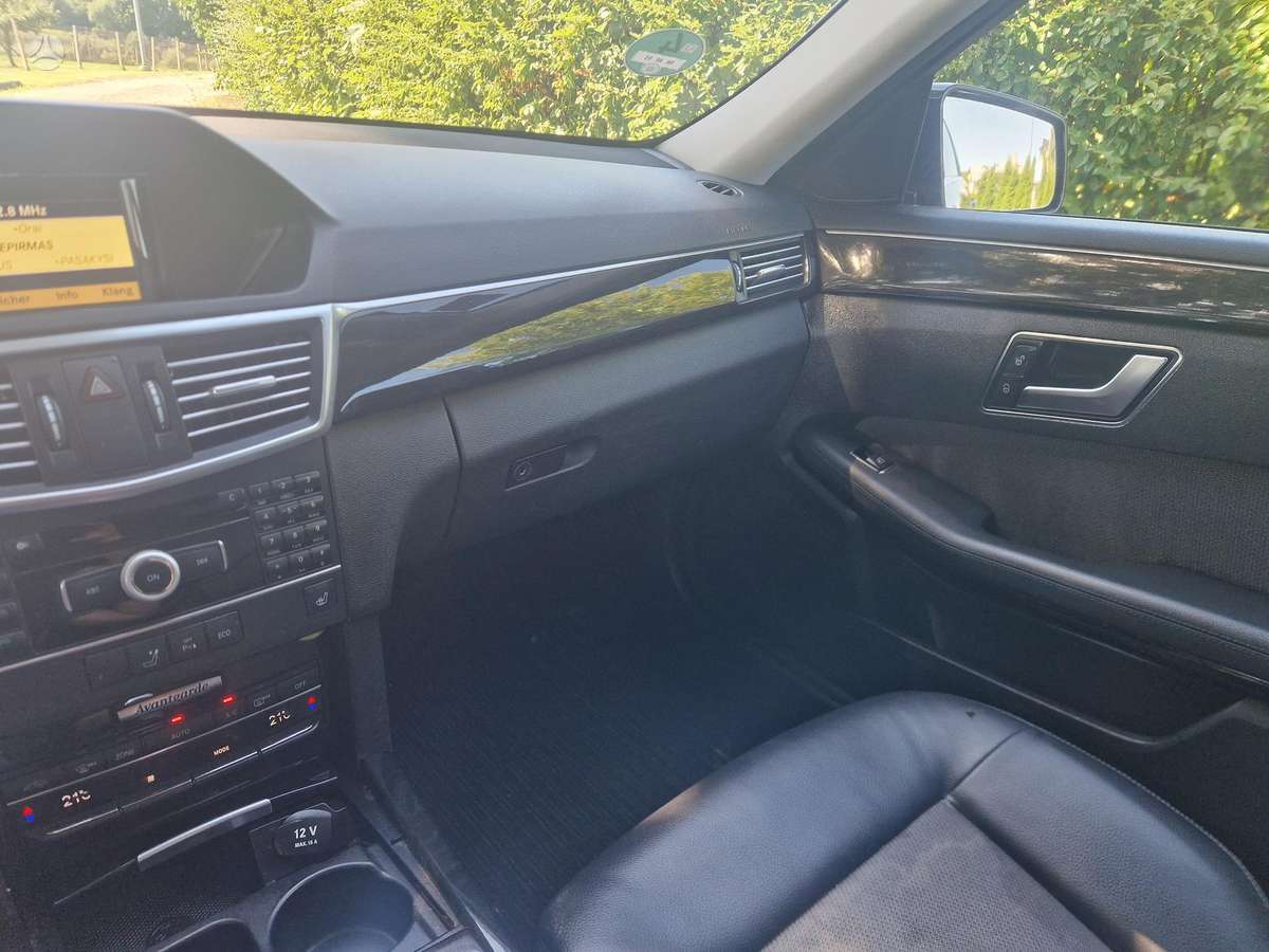 Mercedes-Benz E220 2011 — photo 15