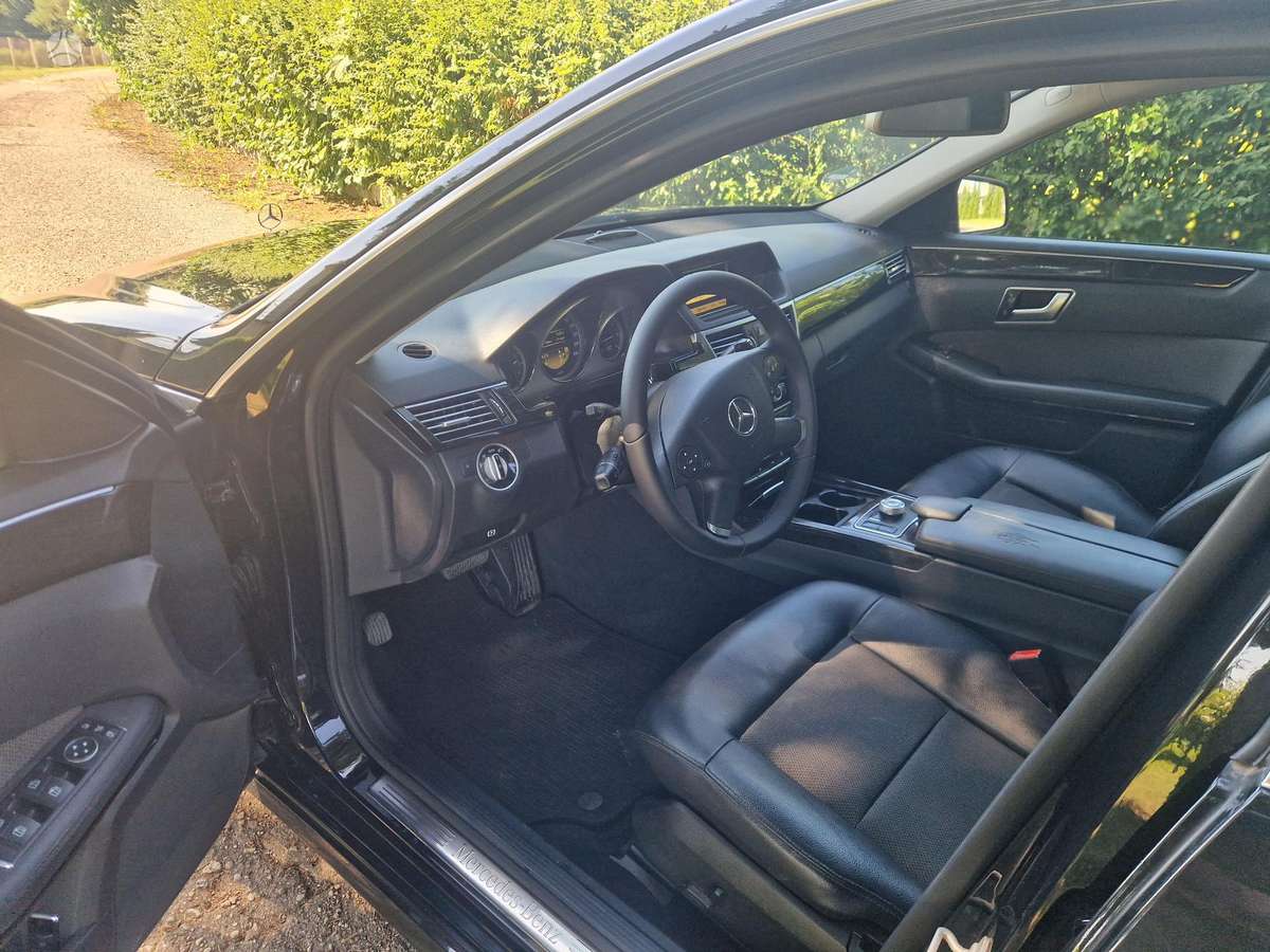 Mercedes-Benz E220 2011 — photo 16