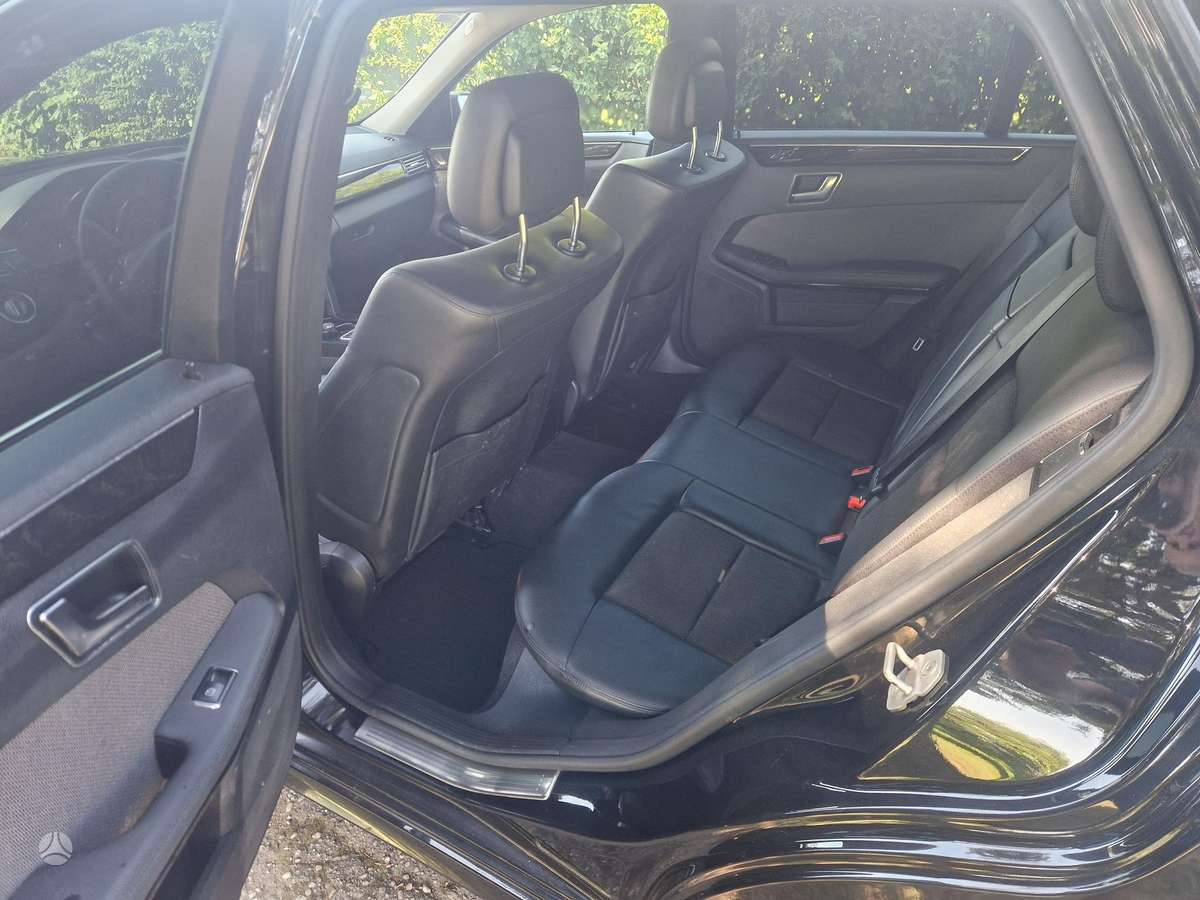 Mercedes-Benz E220 2011 — photo 17