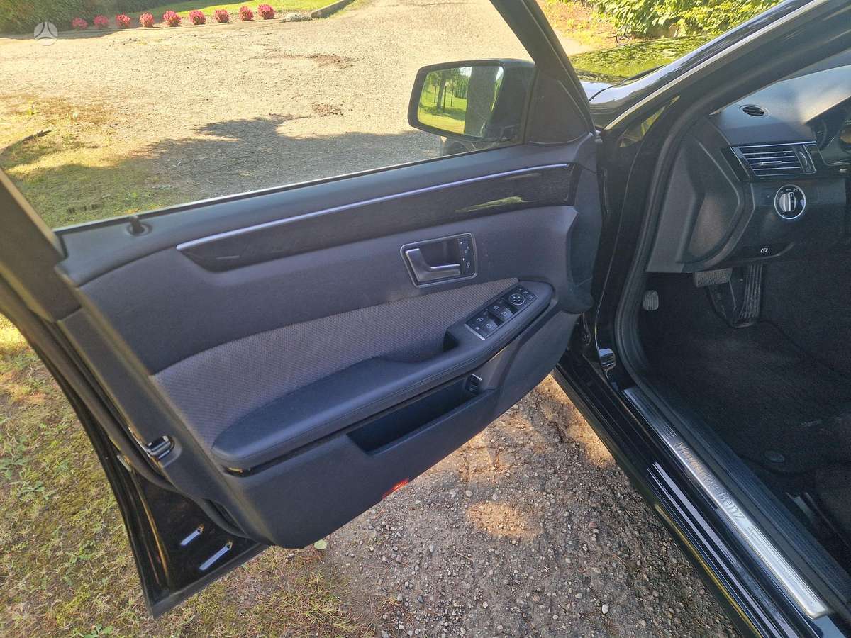 Mercedes-Benz E220 2011 — photo 18