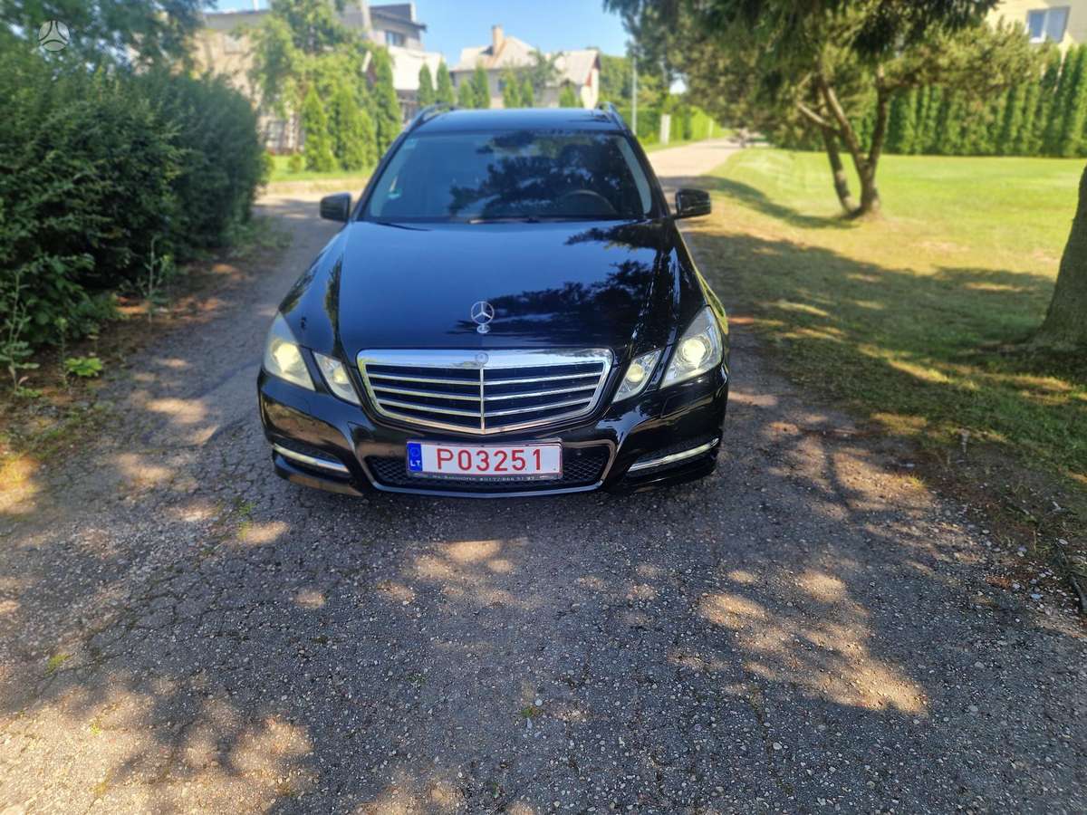 Mercedes-Benz E220 2011 — rear view