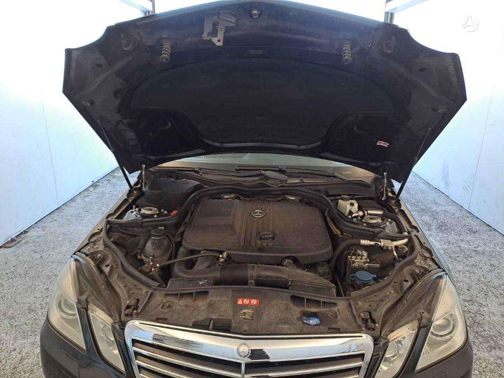 Mercedes-Benz E220 2011 — photo 25