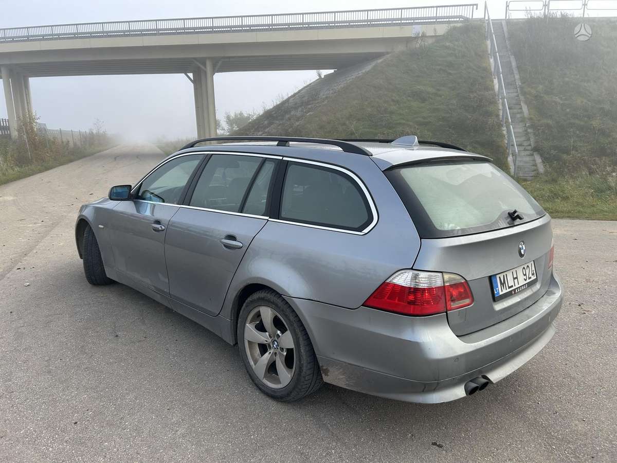 BMW 530 2005 — вигляд ззаду