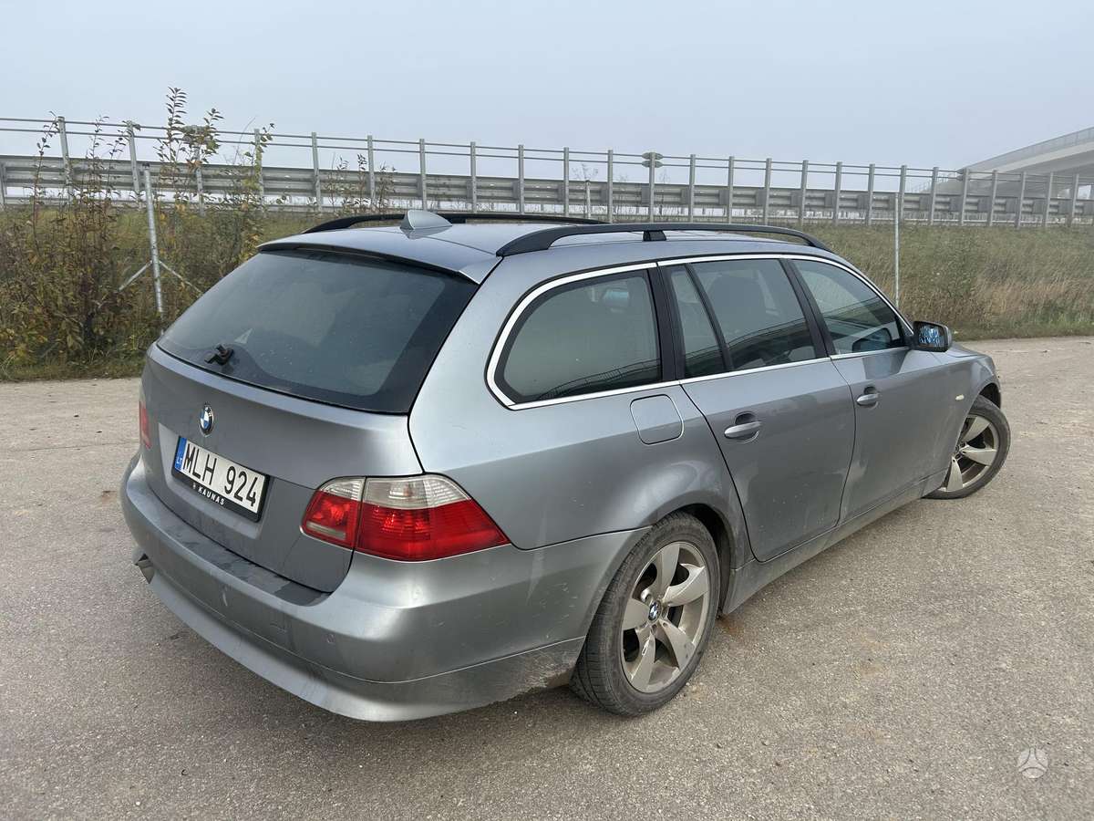 BMW 530 2005 — салон