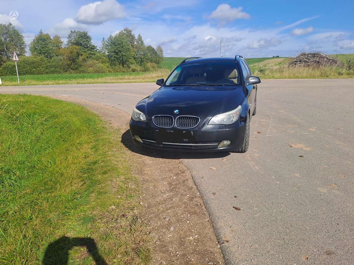 BMW 520 2009 — rear view
