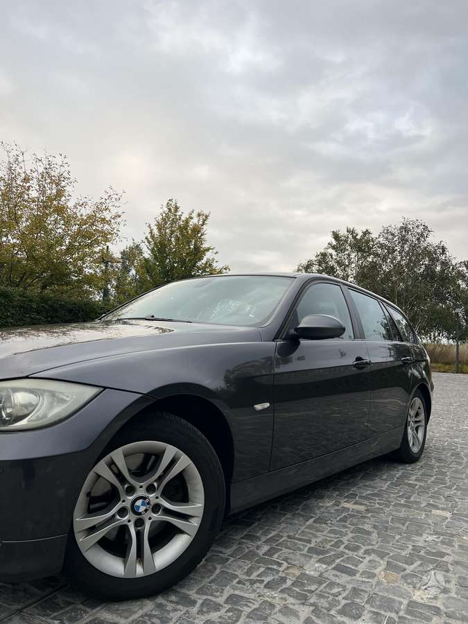 BMW 320 2008 — салон