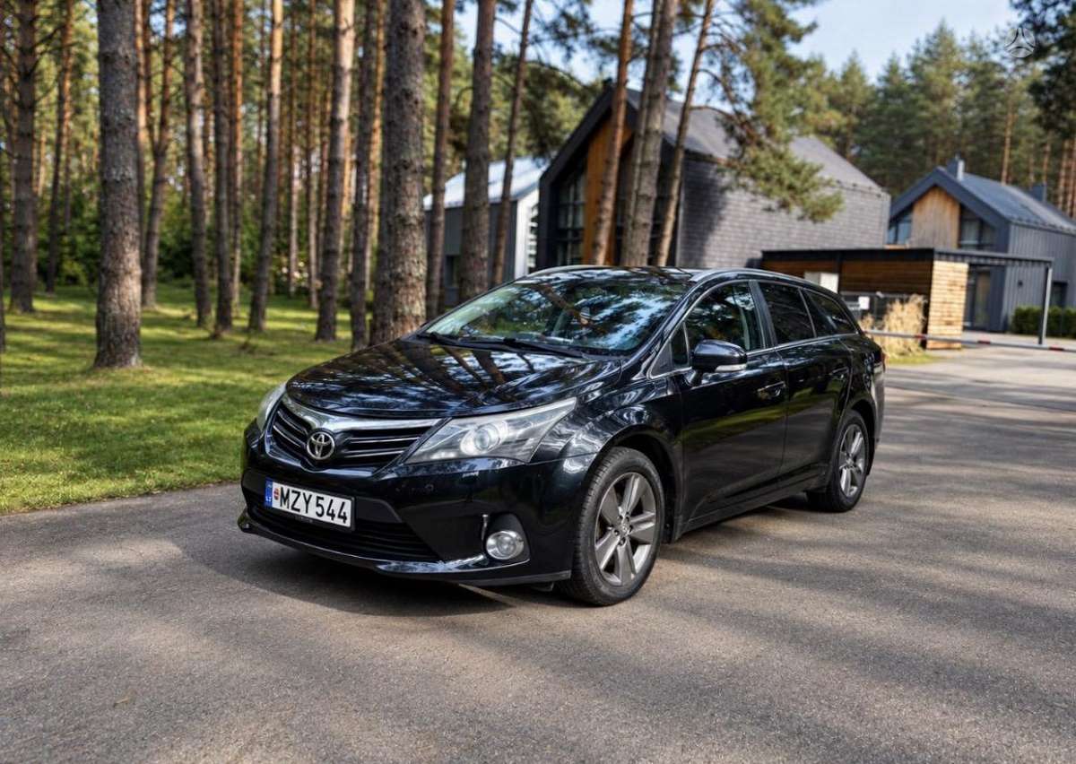 Toyota Avensis 2013 — rear view