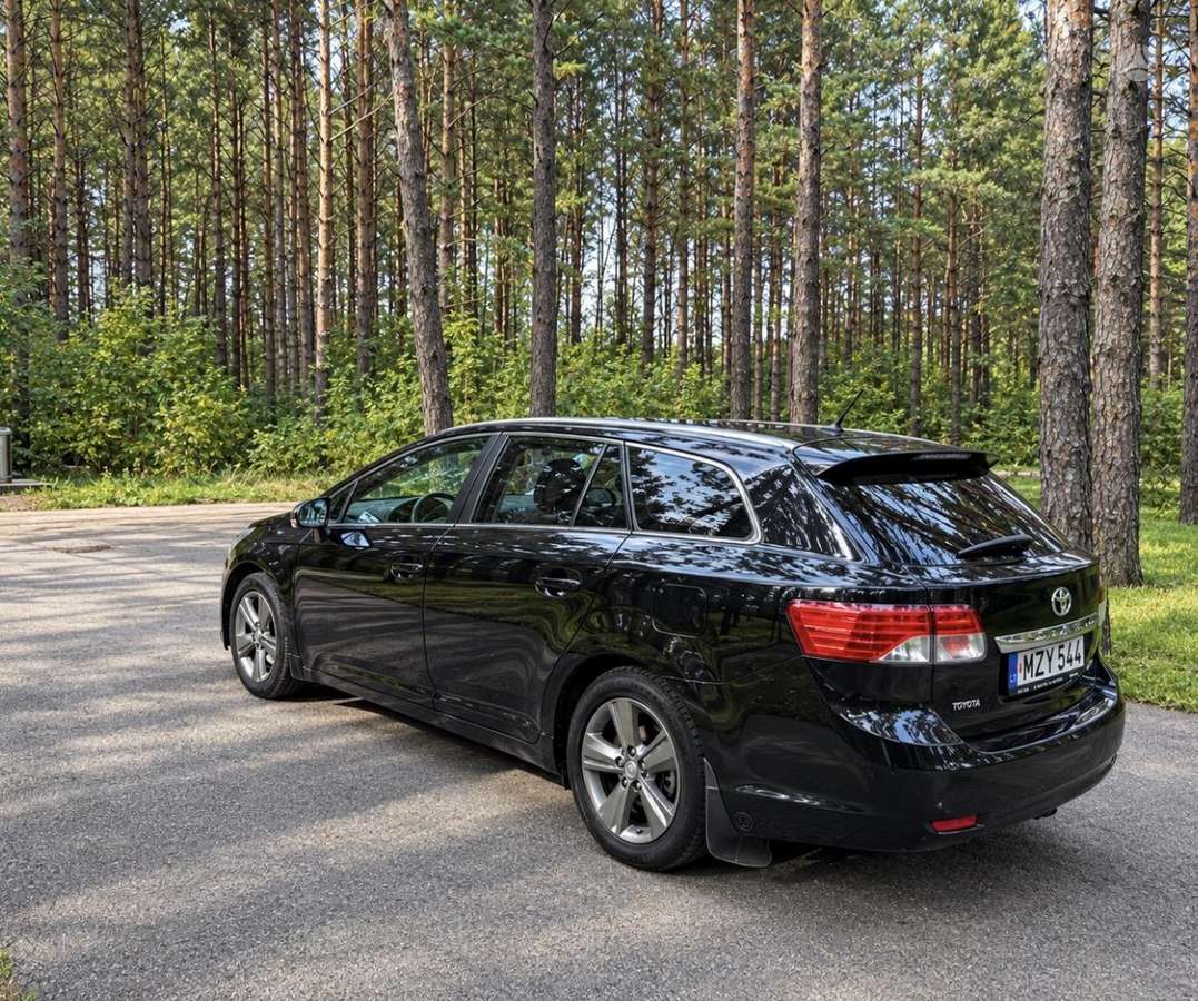Toyota Avensis 2013 — interior