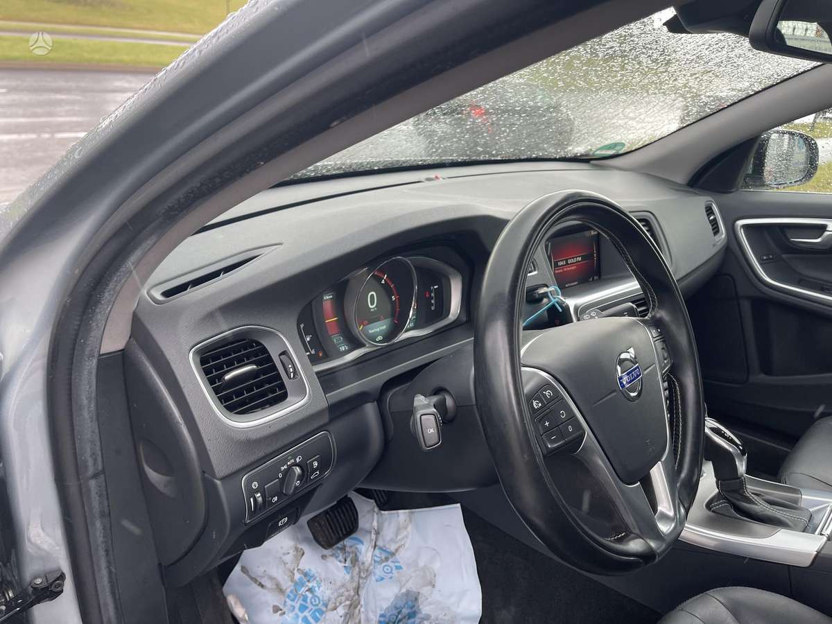 Volvo V60 2014 — photo 13