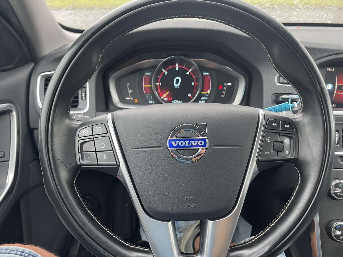 Volvo V60 2014 — photo 14