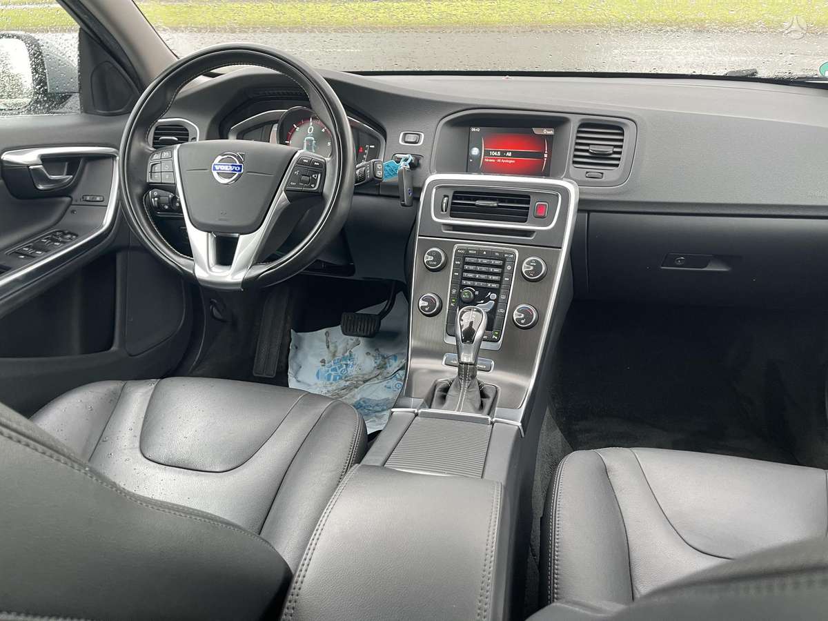 Volvo V60 2014 — photo 18