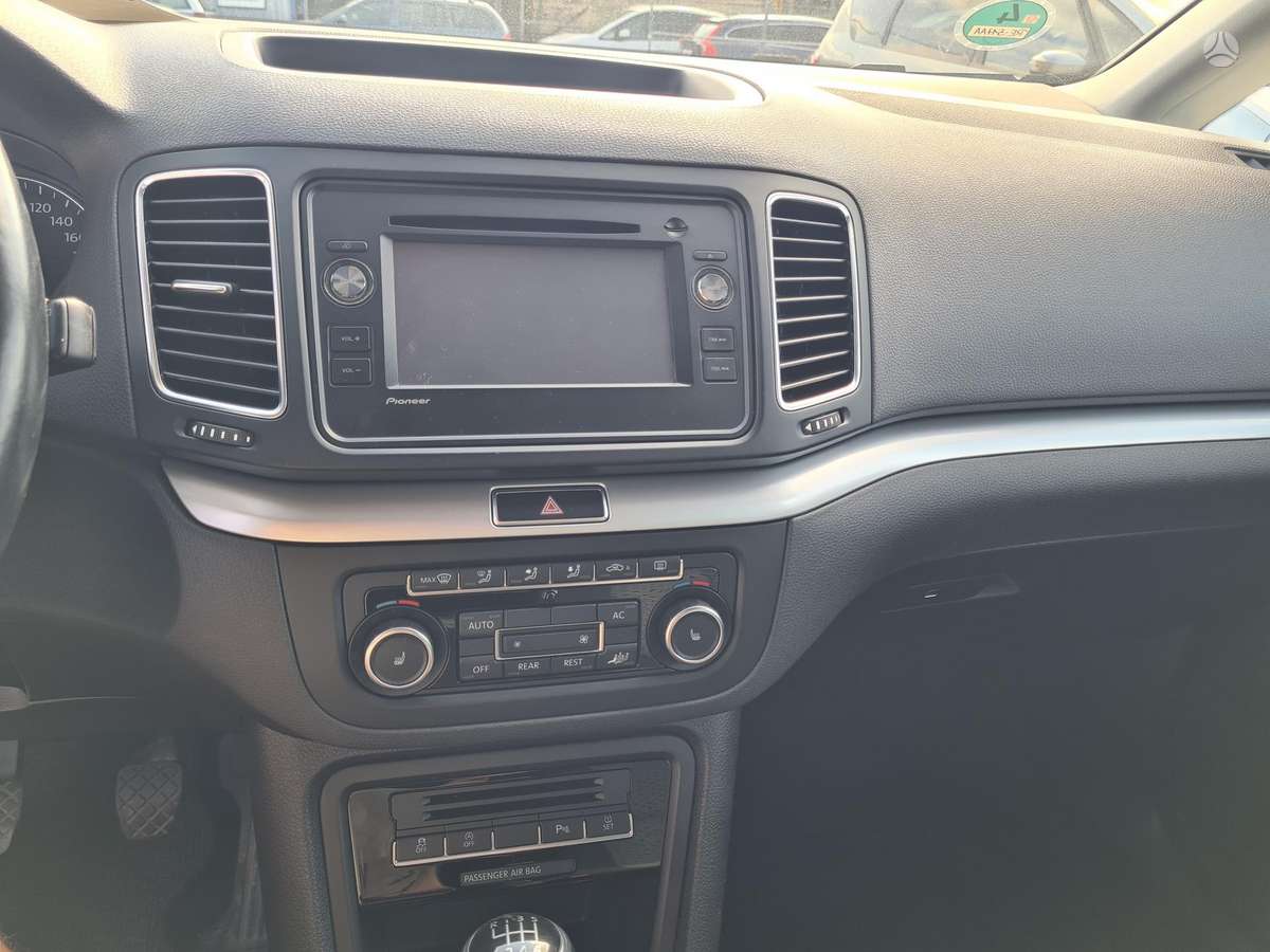 Volkswagen Sharan 2010 — photo 8