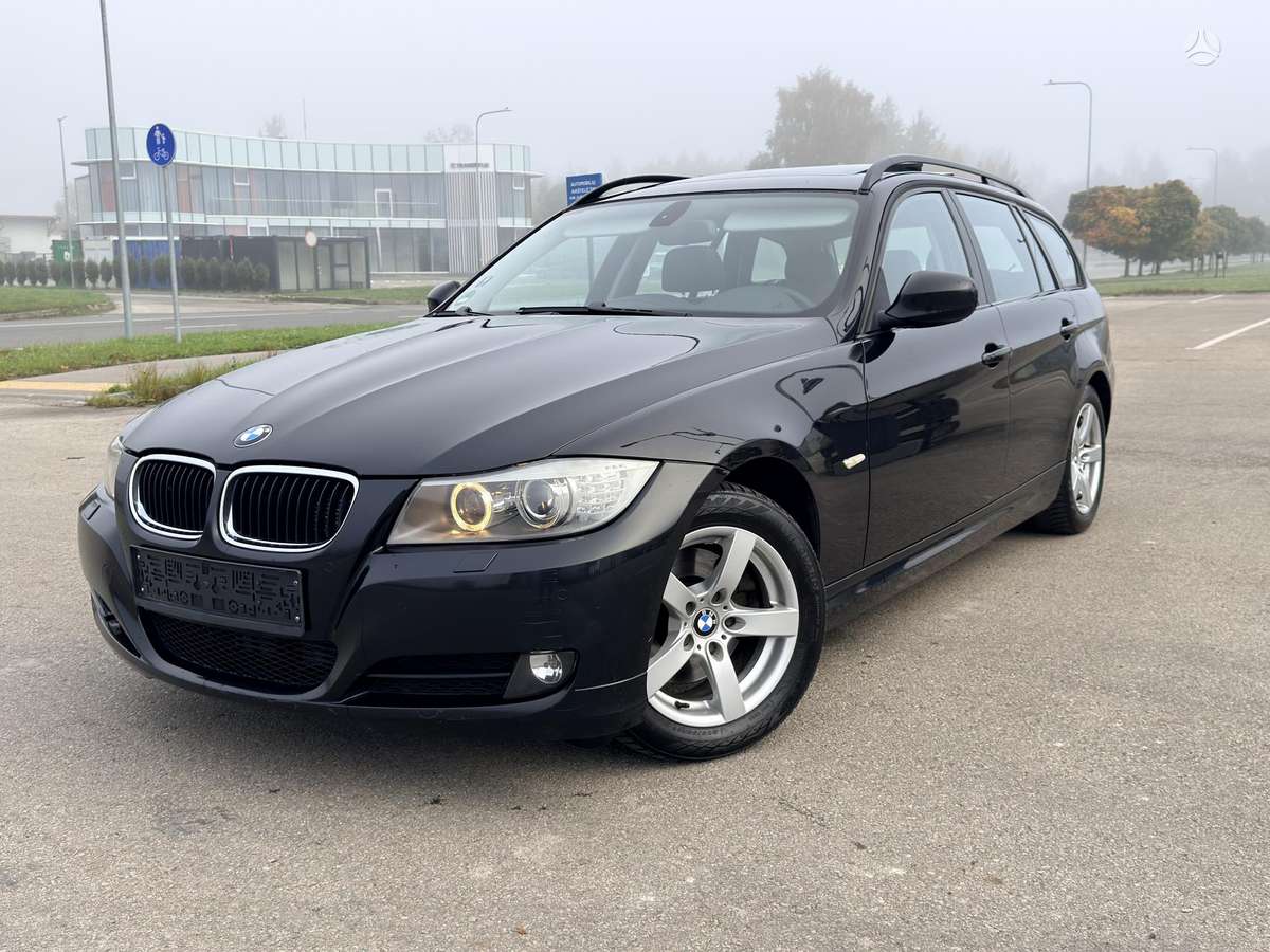 BMW 320 2009 — rear view