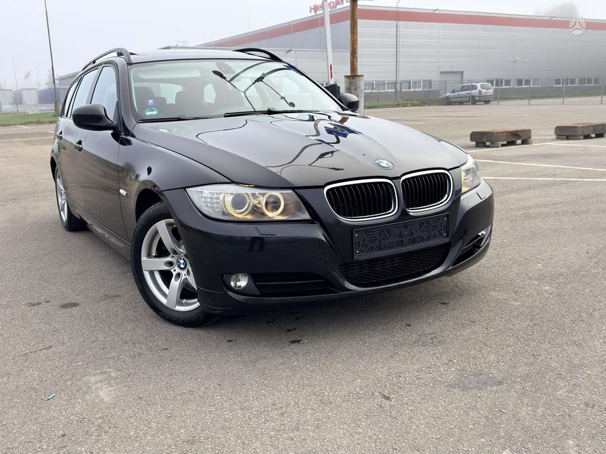 BMW 320 2009 — interior