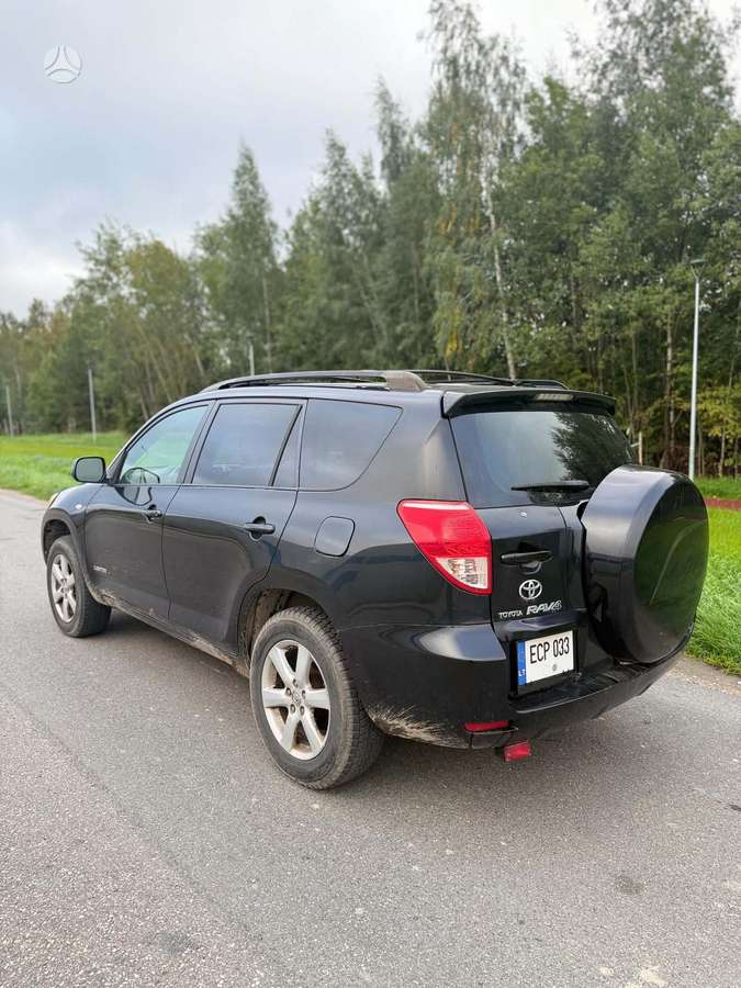 Toyota RAV4 2008 — rear view