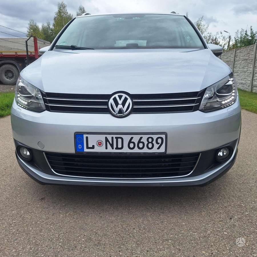 Volkswagen Touran 2011 — вигляд ззаду