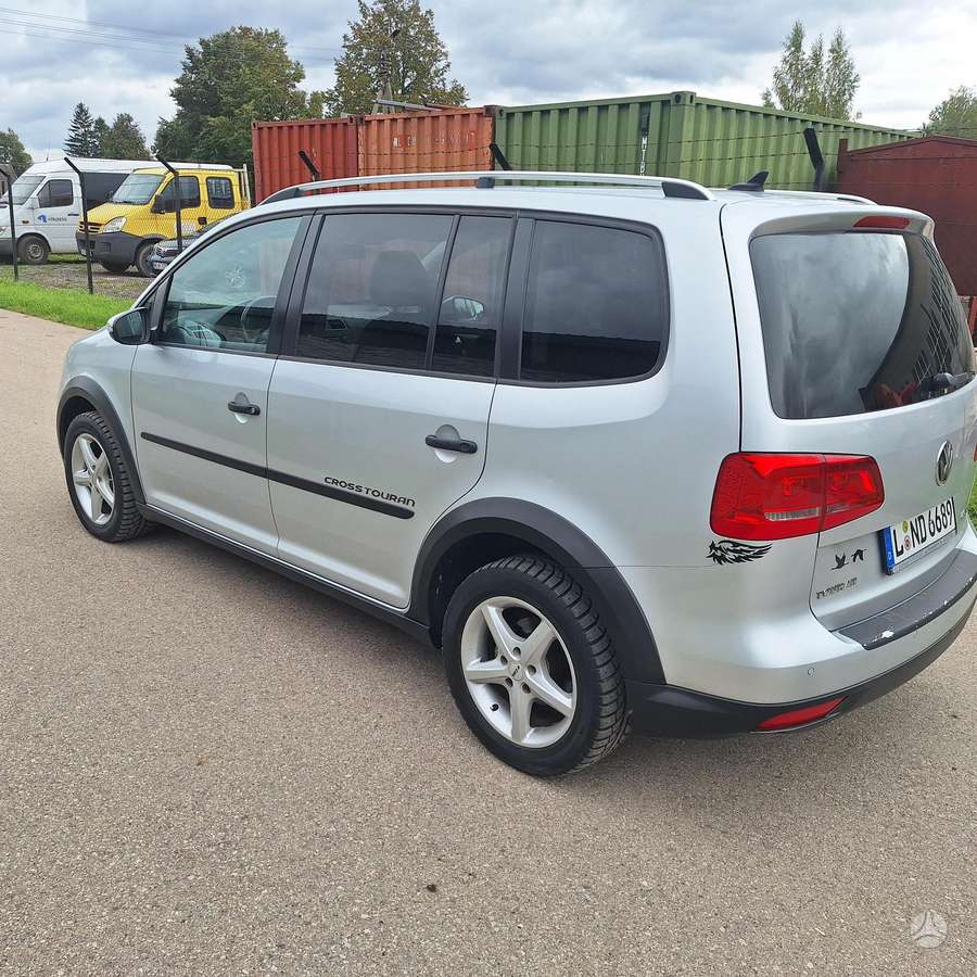 Volkswagen Touran 2011 — салон
