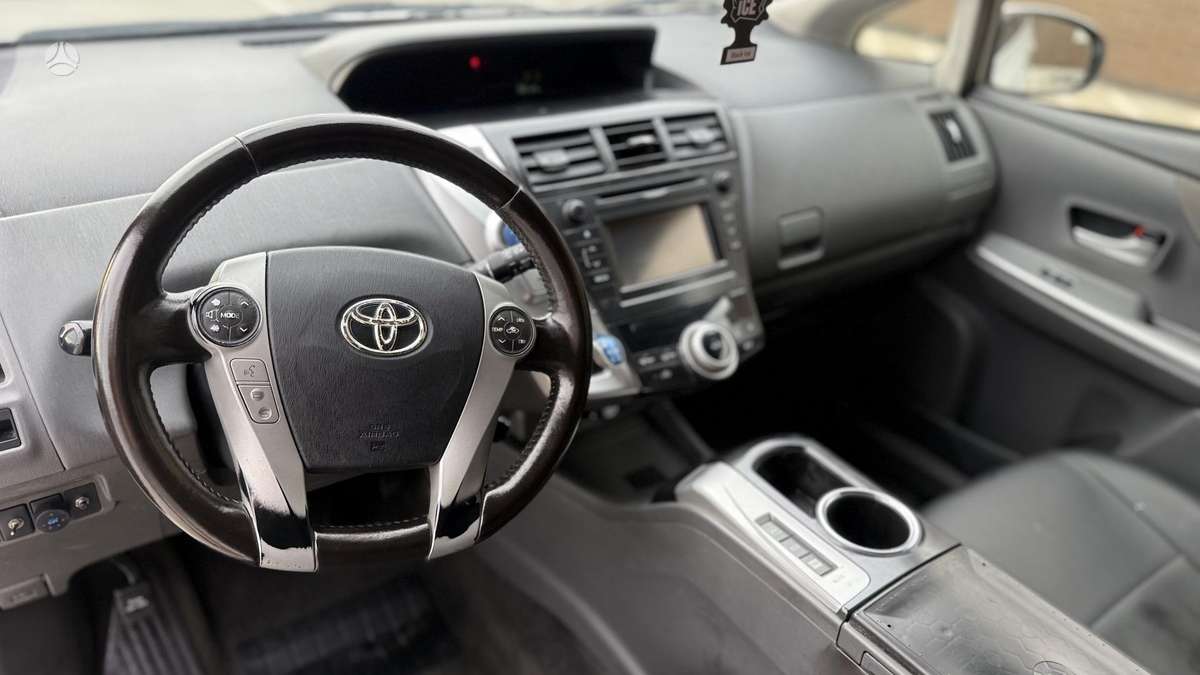 Toyota Prius+ 2015 — photo 10