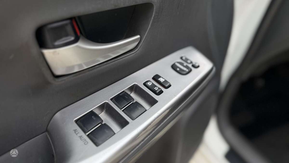 Toyota Prius+ 2015 — photo 11