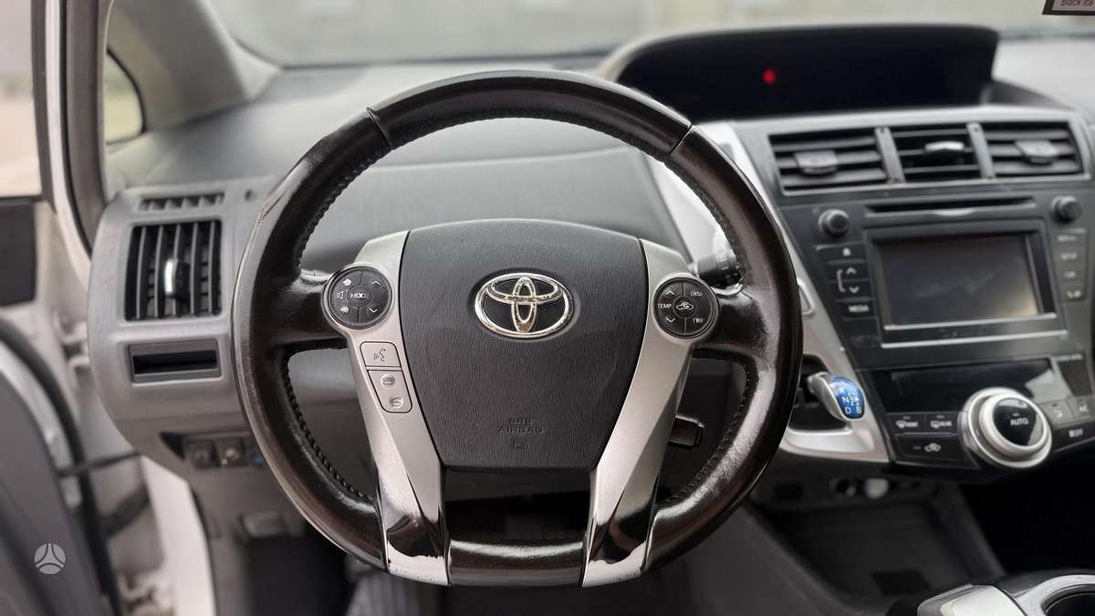 Toyota Prius+ 2015 — photo 12