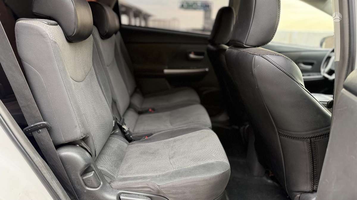 Toyota Prius+ 2015 — photo 14