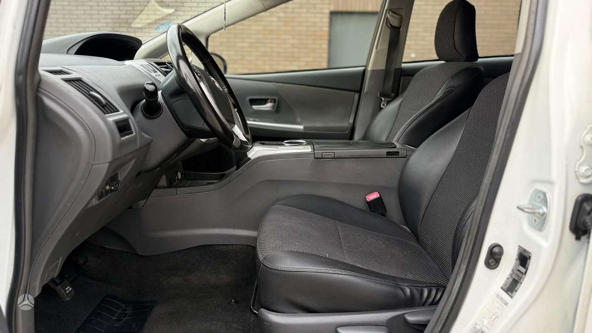 Toyota Prius+ 2015 — photo 15