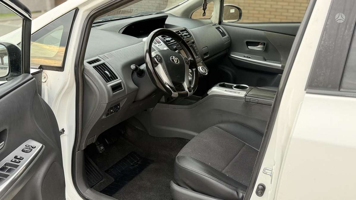 Toyota Prius+ 2015 — photo 18