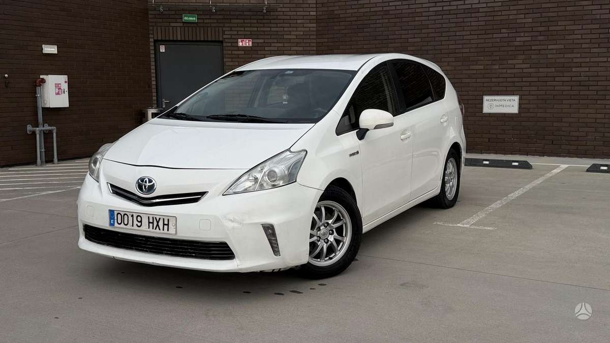 Toyota Prius+ 2015 — rear view