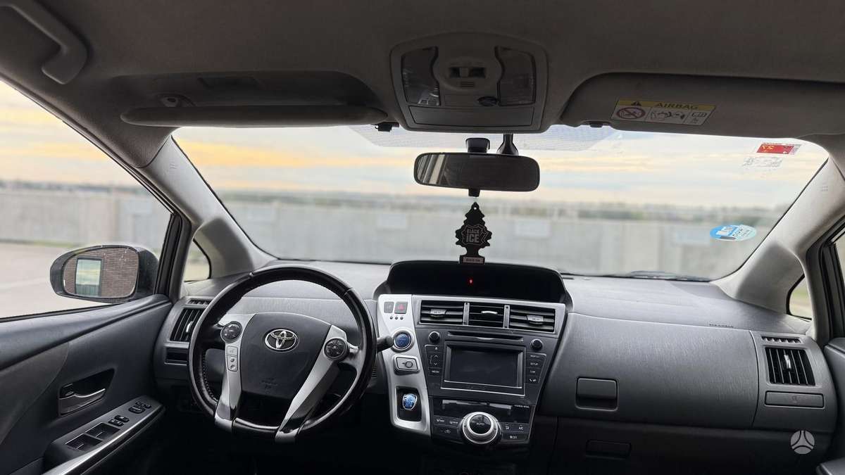 Toyota Prius+ 2015 — photo 20