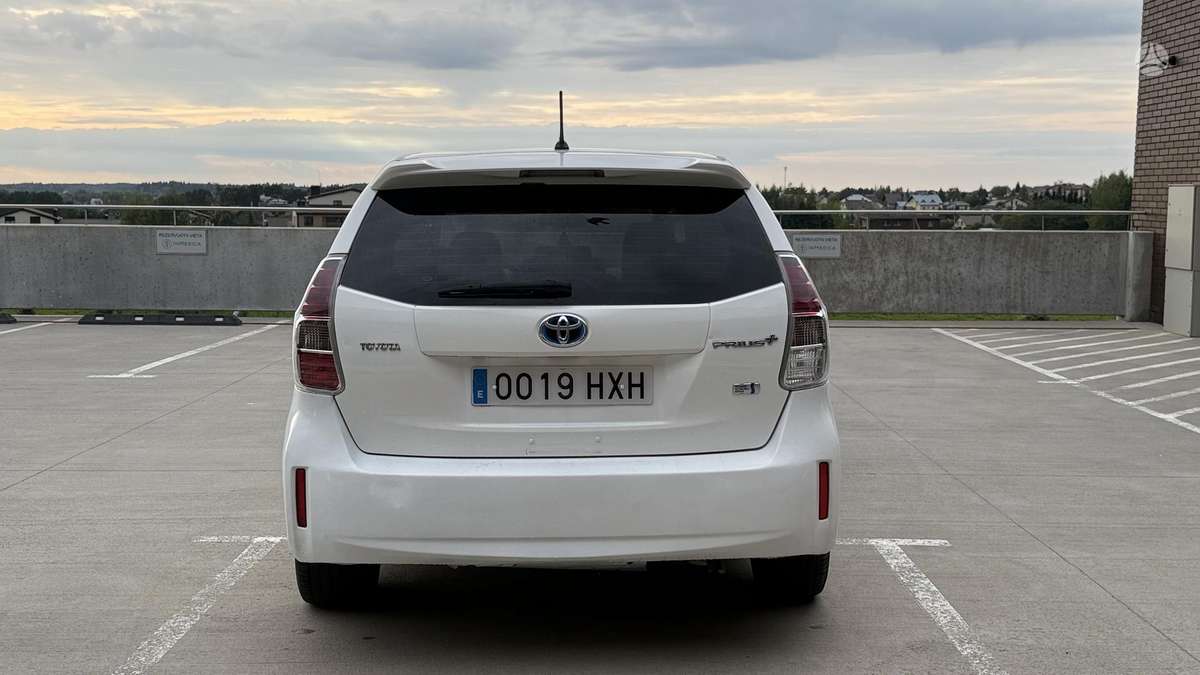 Toyota Prius+ 2015 — interior