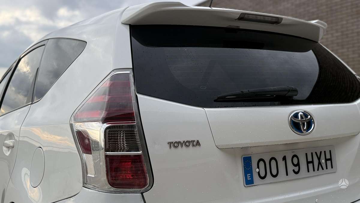 Toyota Prius+ 2015 — photo 9