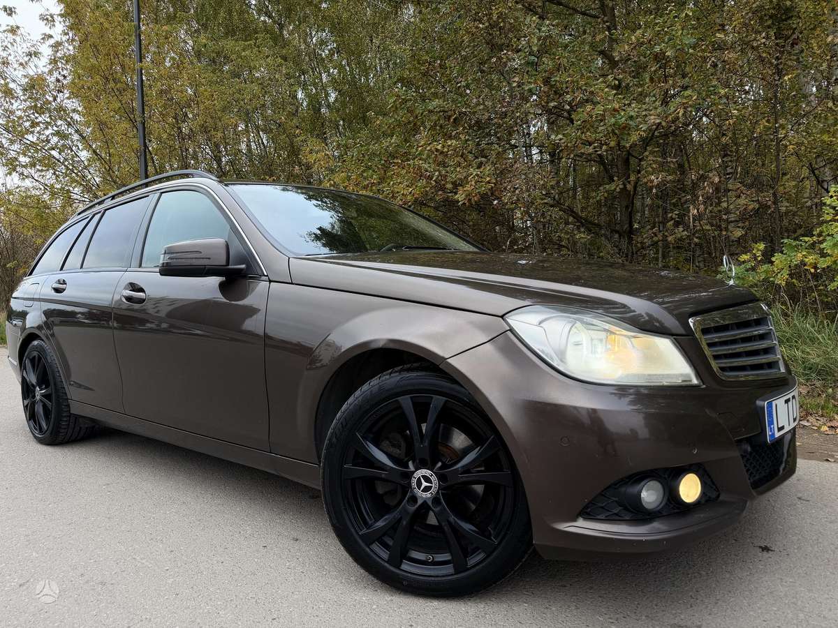 Mercedes-Benz C220 2012 — rear view