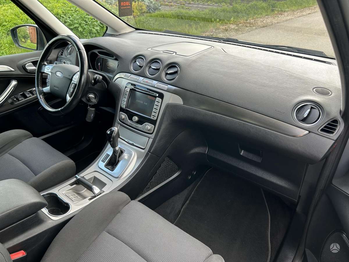 Ford Galaxy 2009 — photo 25