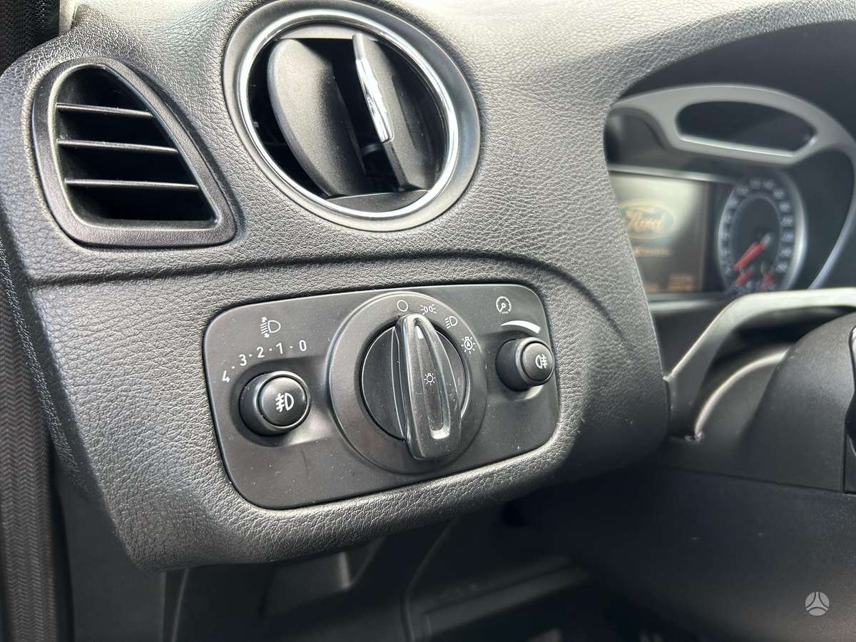 Ford Galaxy 2009 — photo 40