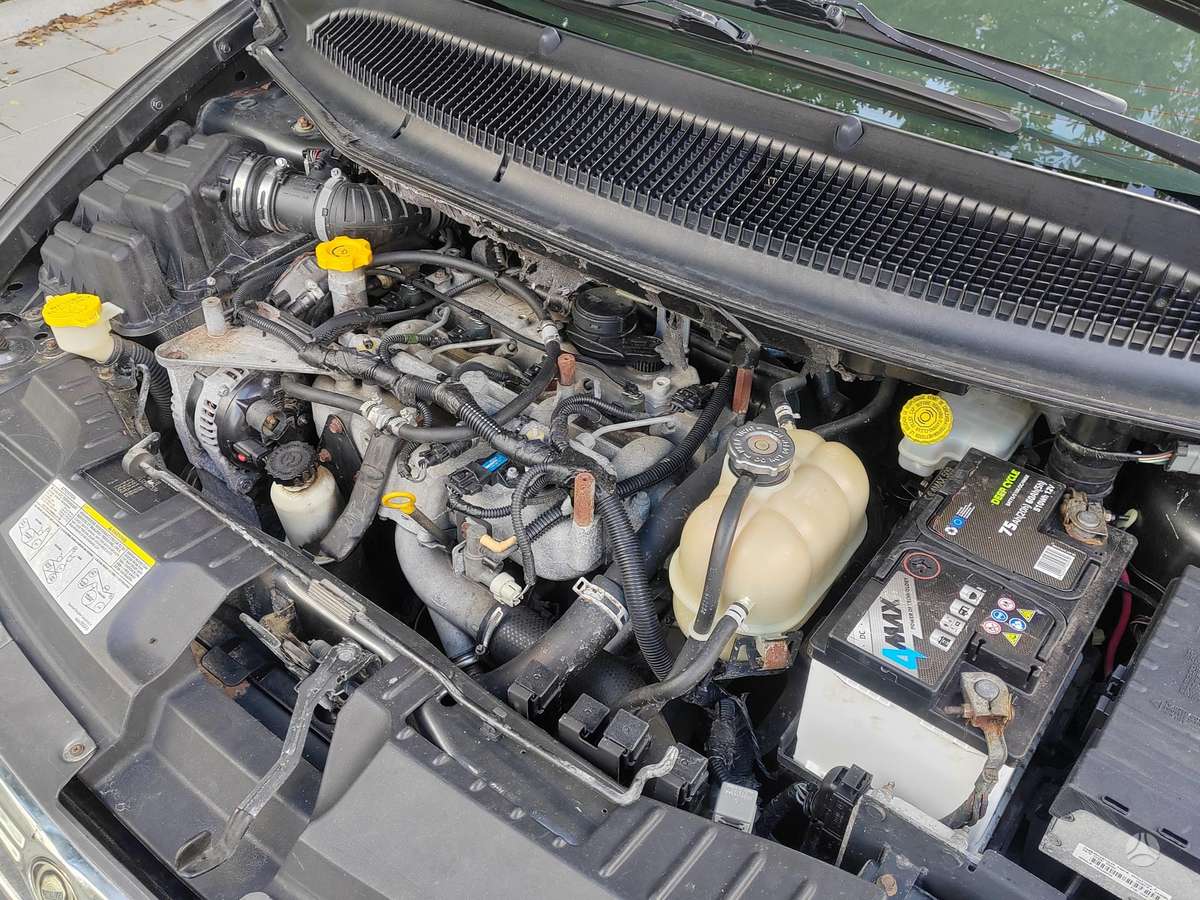 Chrysler Grand 2005 — photo 10