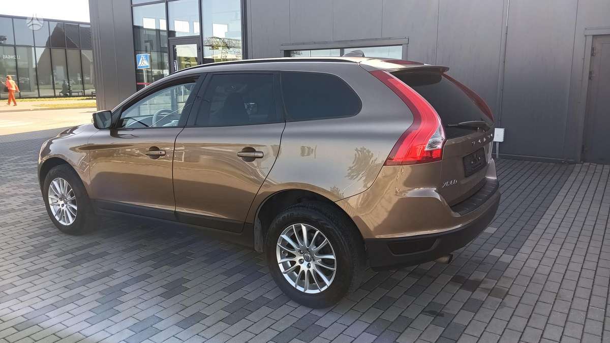 Volvo XC60 2010 — салон