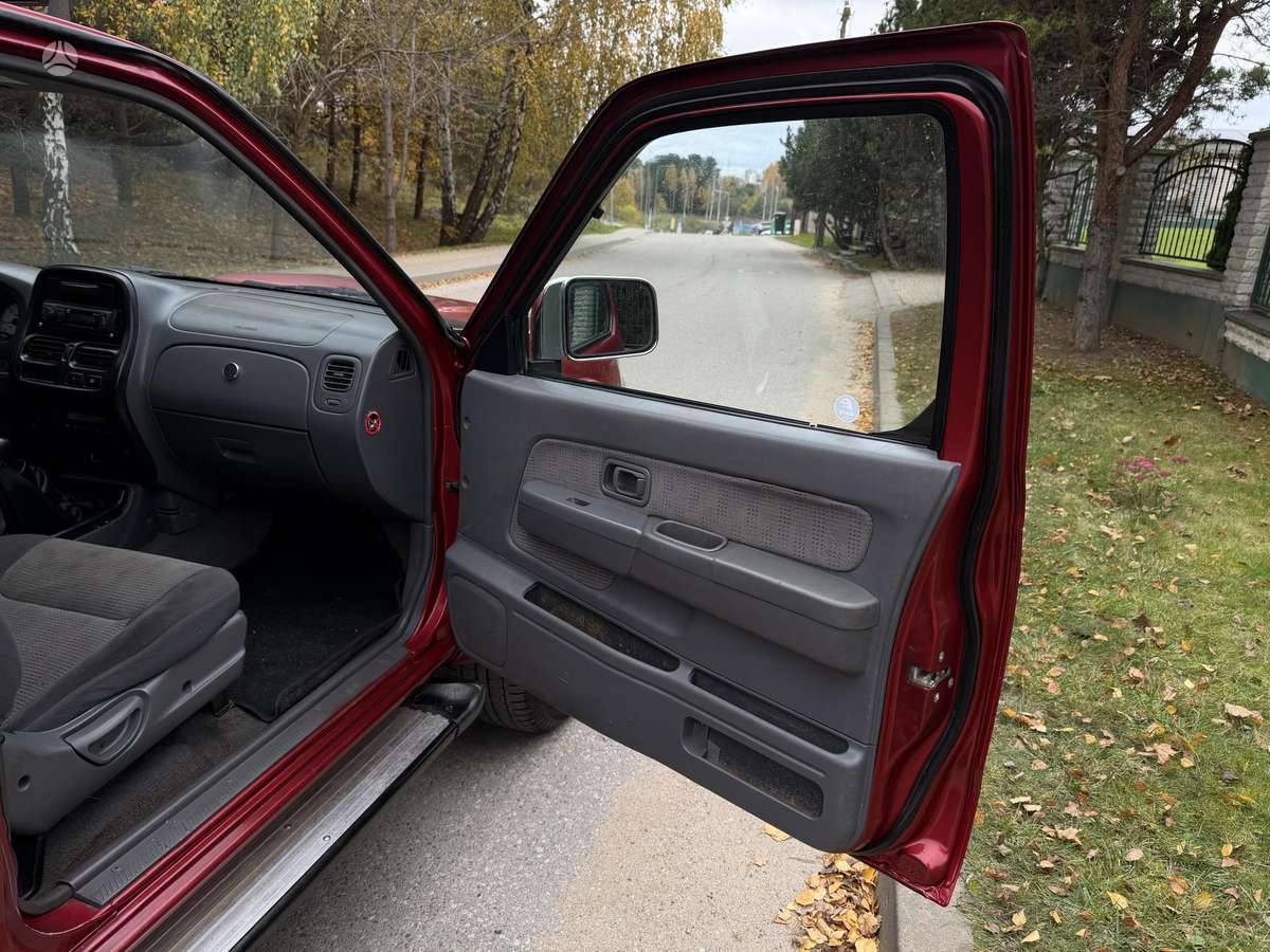 Nissan Navara 2004 — photo 16