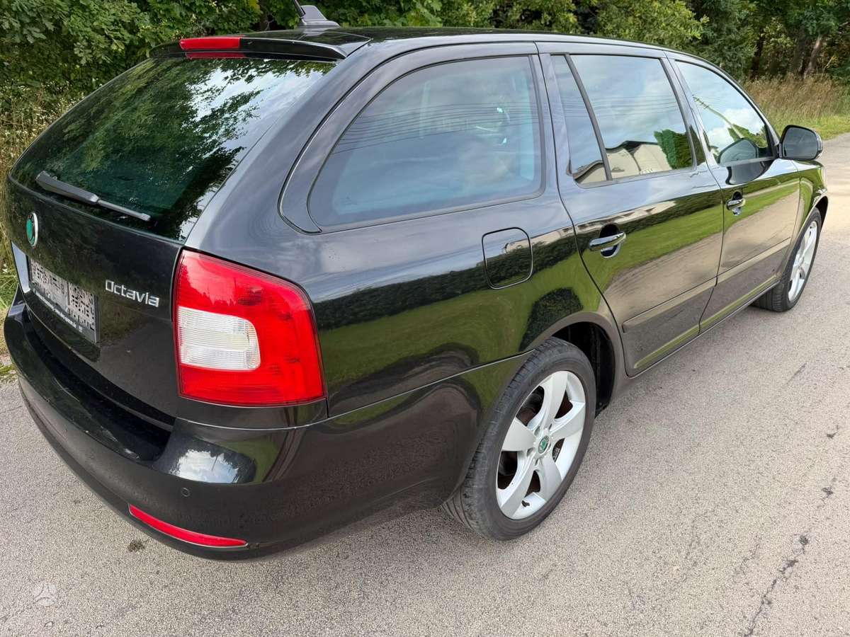 Skoda Octavia 2013 — rear view
