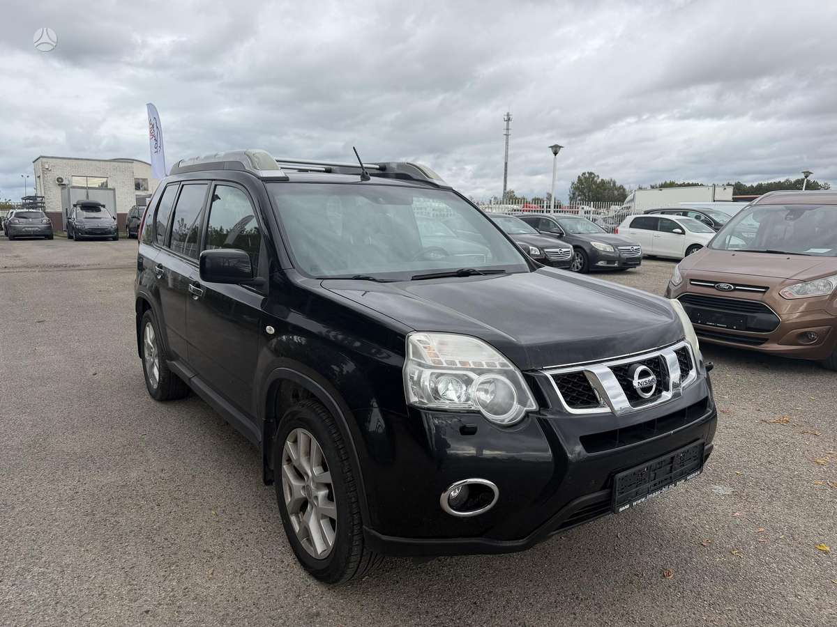 Nissan X-Trail 2012 — rear view