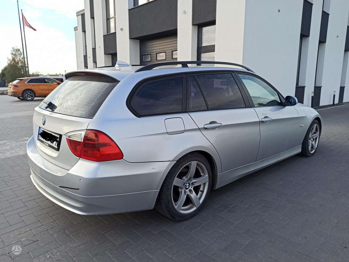 BMW 320 2006 — rear view