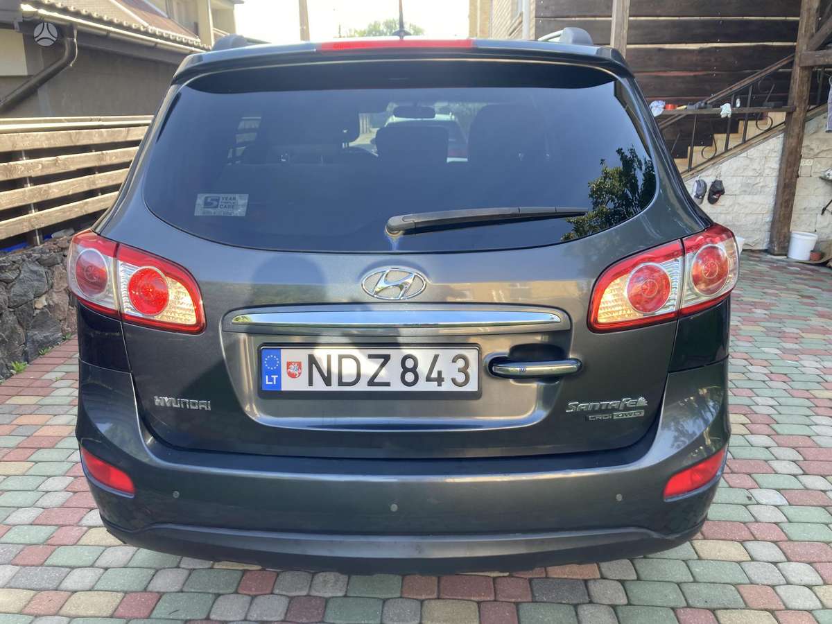 Hyundai Santa 2011 — rear view