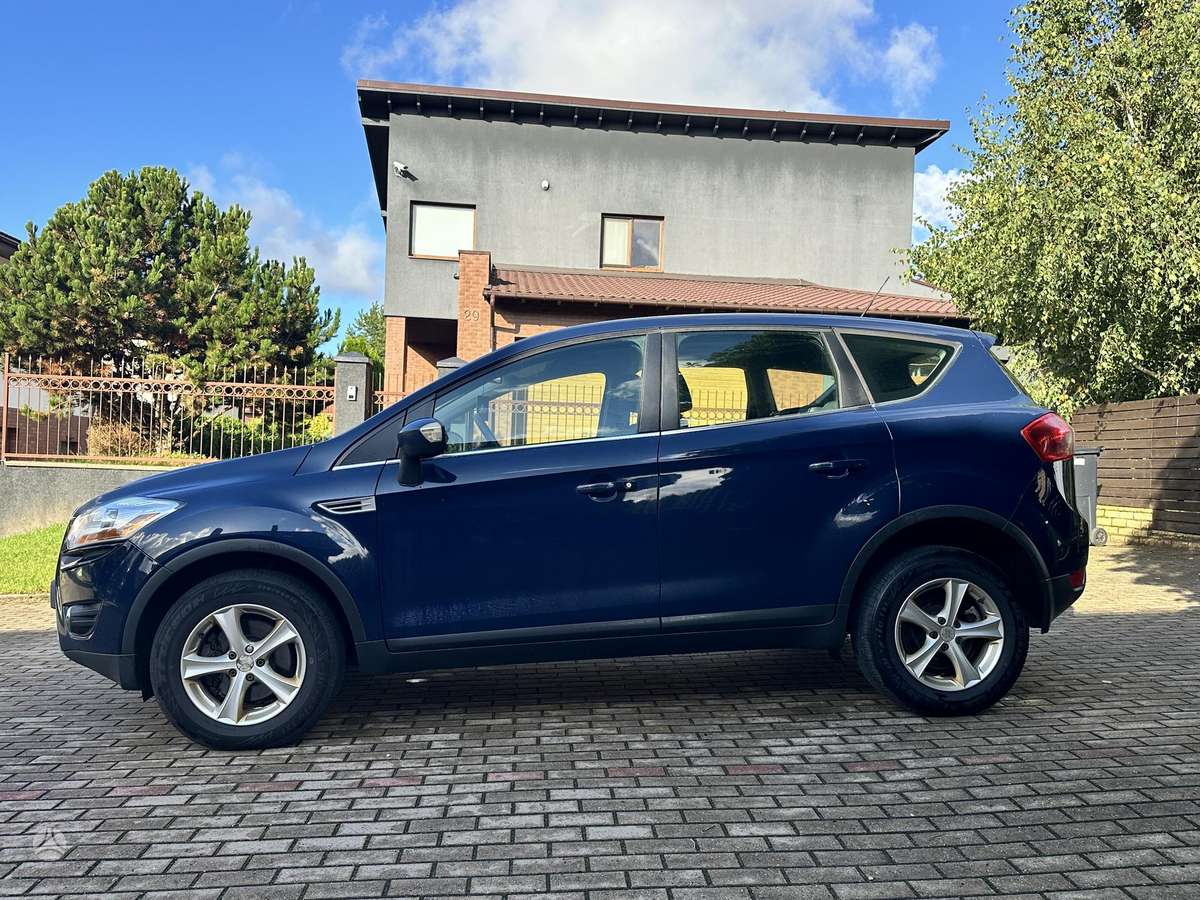 Ford Kuga 2011 — салон