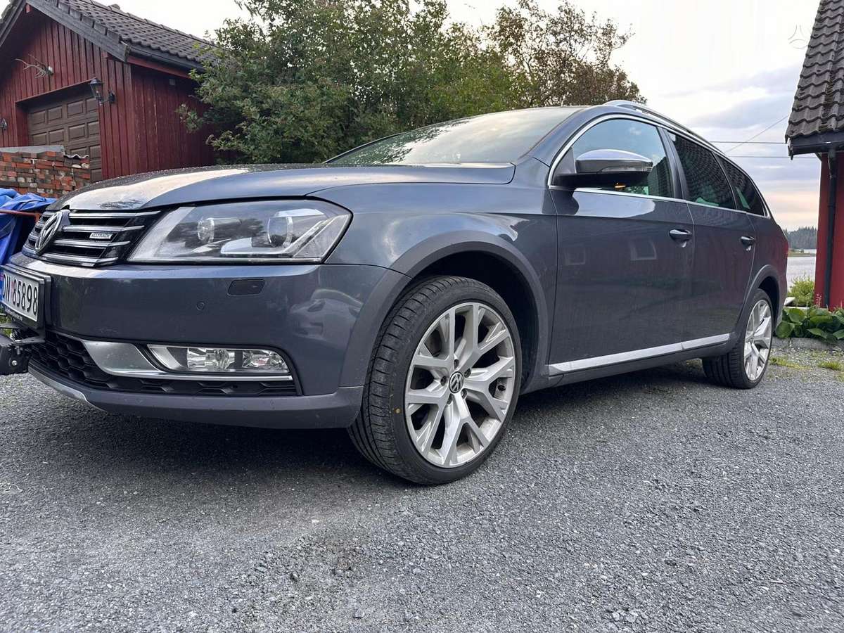 Volkswagen Passat 2012 — rear view